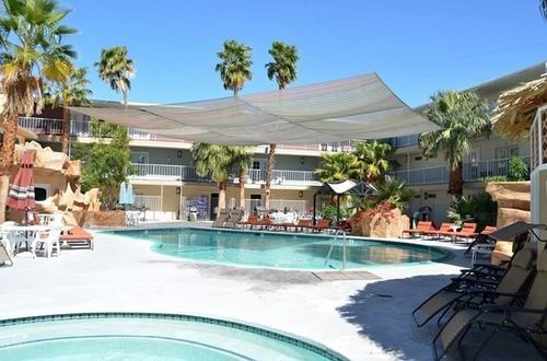 Hotel Hyundae And Desert Hot Springs